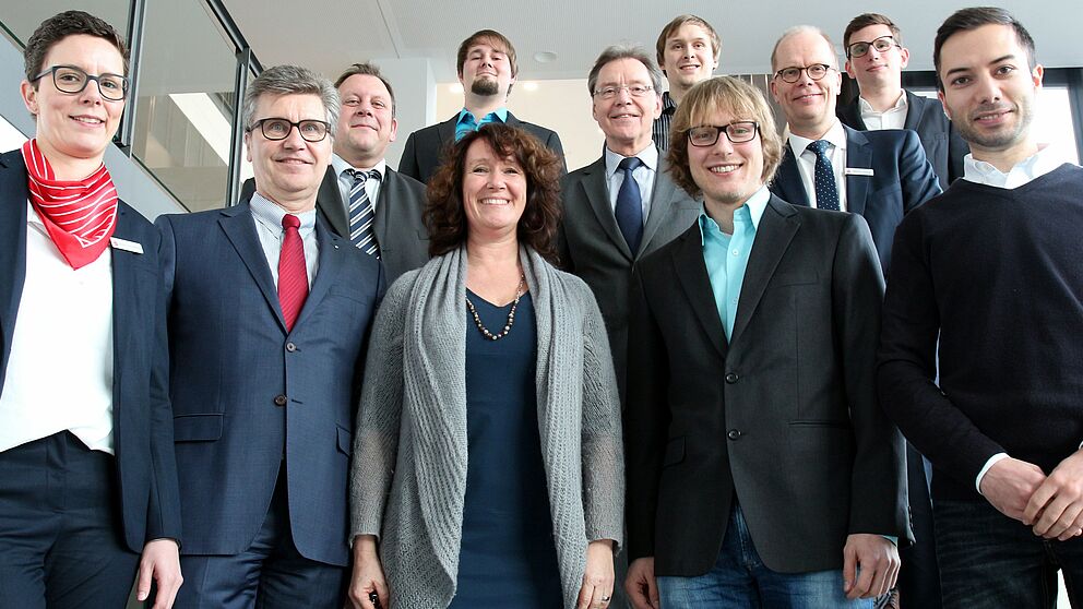 Foto (Universität Paderborn, Nina Reckendorf): Vordere Reihe von links: Anna Lena Wenzel (Sparkasse Paderborn-Detmold), Hubert Böddeker (Vorstand Sparkasse), Prof. Dr. Caren Sureth-Sloane (Dekanin Fakultät Wirtschaftswissenschaften), Benjamin Hippert (