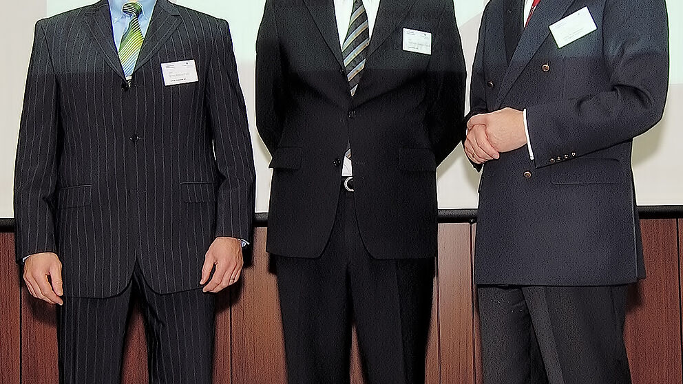 Foto (v. li.): Ernst Kastenholz, Prof. Dr.-Ing. Wilhelm Dangelmaier und Prof. Dr.-Ing. Dr. h.c. mult. Hans-Peter Wiendahl