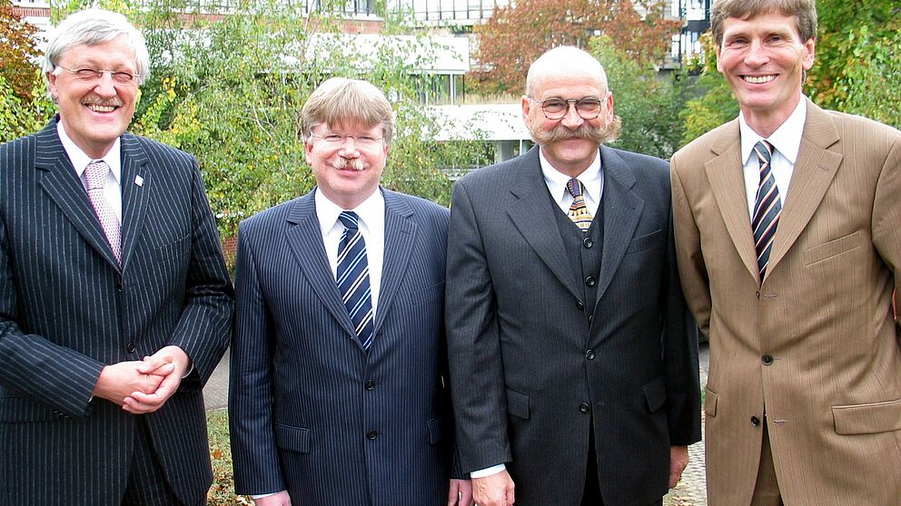 Foto (v. li.): Paderborns Bürgermeister Heinz Paus, Dr. Michael Stückradt, Staatssekretär im NRW-Ministerium für Innovation, Wissenschaft, Forschung und Technologie, Kanzler Jürgen Plato und Rektor Prof. Dr. Nikolaus Risch