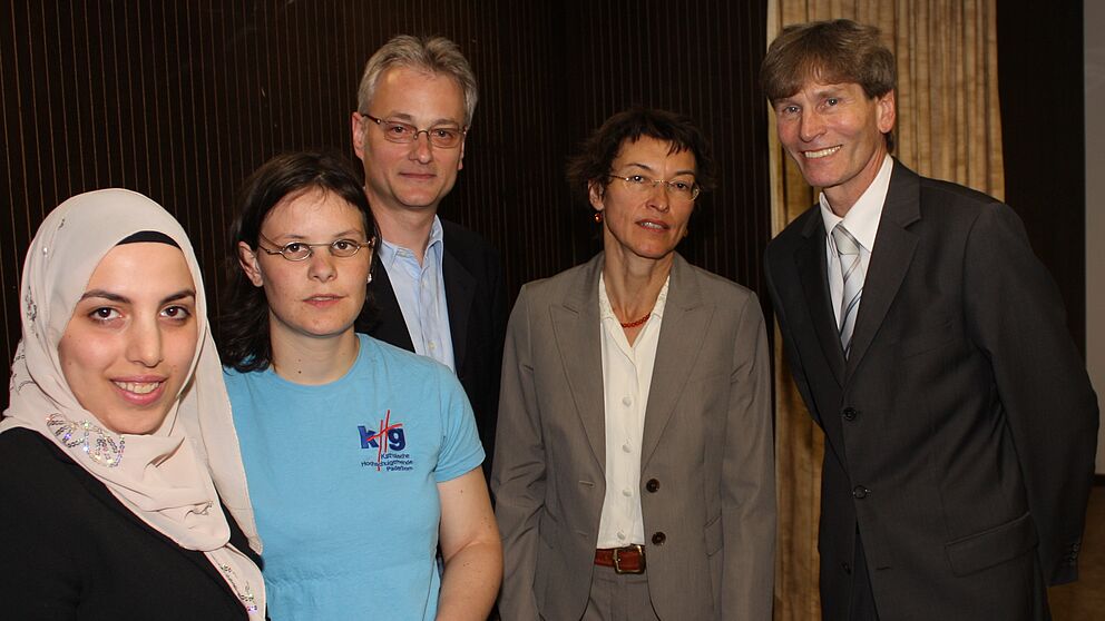 Foto (Universität Paderborn, Patrick Kleibold): Mariam  Ben Chagra, Anja Dirkes, Matthias Surall, Prof. Dr. Helga Kuhlmann und  Prof.Dr. Nikolaus Risch freuen sich über die feierliche Eröffnung des Raums der Stille.