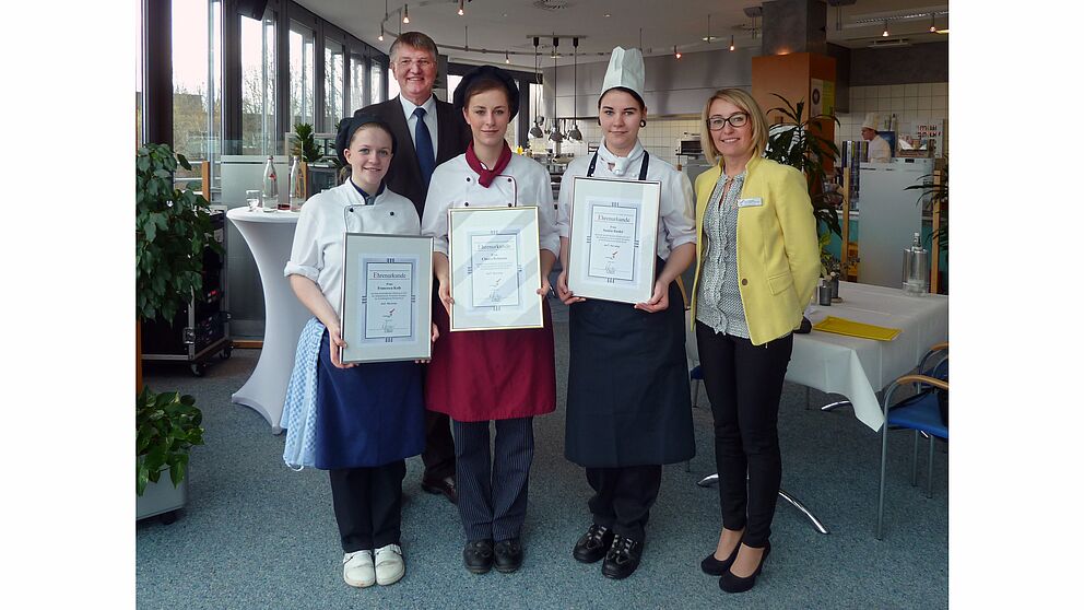 Foto (Inge Peter, Studentenwerk Siegen): Die Siegerin Chiara Reimann (2. v. links) mit Francesca Kolb (links - 2. Platz) und Saskia Riedel (2. v. rechts - 3. Platz) sowie Geschäftsführer Detlef Rujanski und Abteilungsleiterin Anna Weimer