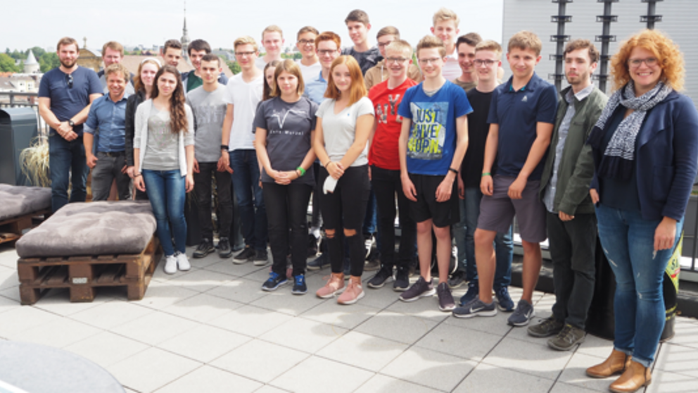 Die zufriedenen Teilnehmer*innen der Sommerschule und Lisa-Marie Brixius (1. v. r.) vom Sponsor dSPACE