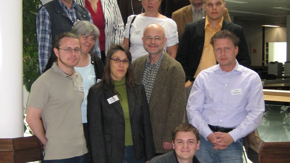 Foto: Veranstalteten an der Universität Paderborn erstes Werkstattgespräch "Umgang mit Wissensvielfalt, Erwägungsmethoden und Neue Medien“: Dr. Bettina Blanck (1. Reihe, 2. li.), Dr. Werner Loh (1. R., 3. v. li.) und Prof. Dr. Reinhard Keil (3. R., 1