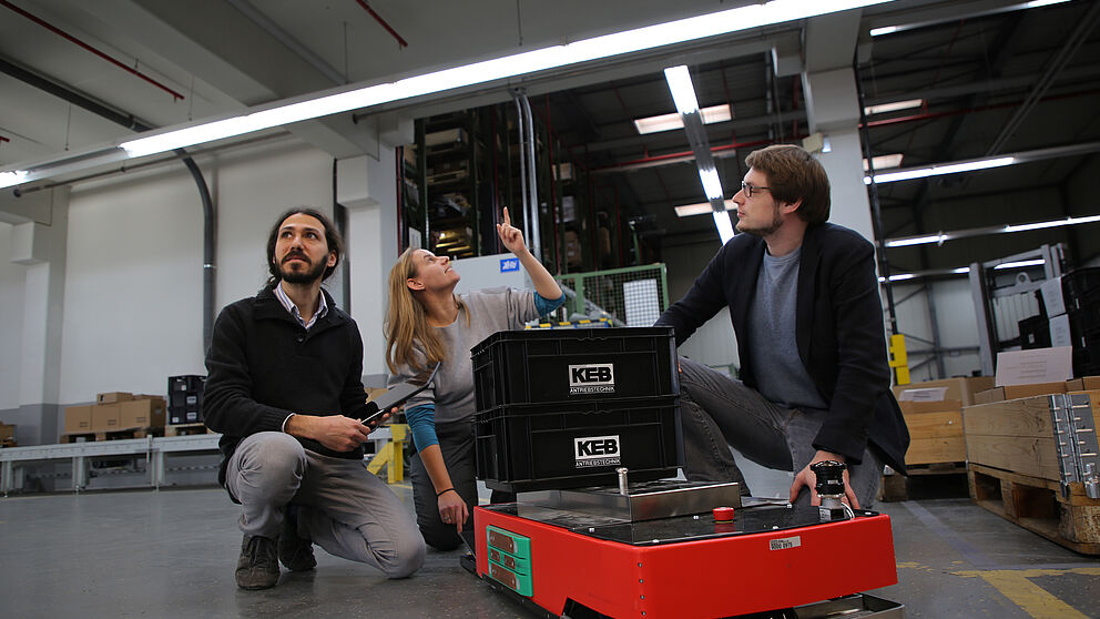 Die Navigation des Transportsystems erfolgt über die Deckenbeleuchtung. Foto: Fraunhofer IEM