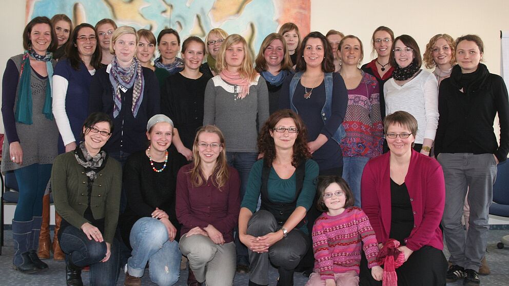 Foto: Mentees und Mentorinnen des zweiten Jahrgangs bei der Auftaktveranstaltung zusammen mit Projektleiterin Prof. Dr. Ingrid Scharlau und Projektkoordinatorin Julia Steinhausen