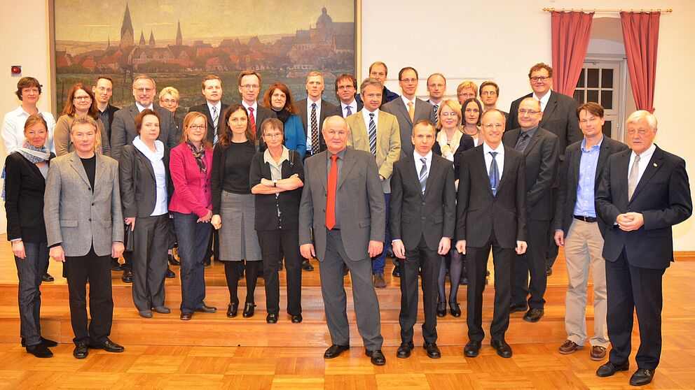 Foto (Stadt Paderborn): Die neuberufenen Professorinnen und Professoren mit Vertretern aus Stadt und Politik beim Empfang im Audienzsaal Schloss Neuhaus.