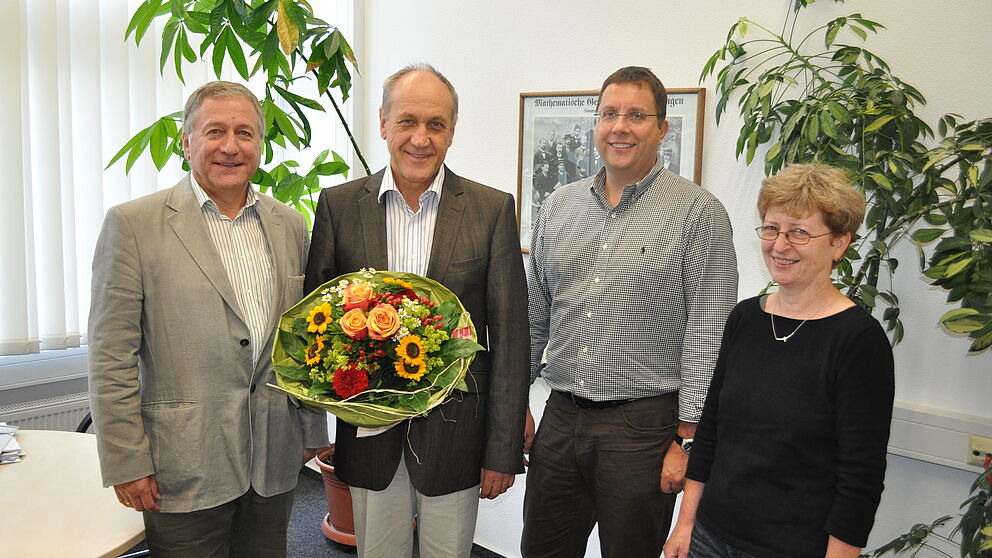 Foto (Mark Heinemann): Gratulierten: Dr. Michael Laska (v.l., Geschäftsführer der Fakultät für Elektrotechnik, Informatik und Mathematik) sowie Prof. Dr. Marco Platzner (2.v.r. Prodekan für Informatik) und Prof. Dr. Sybille Hellebrand (Prodekanin fü