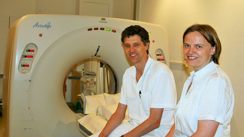 Foto (privat): Dr. Marc Keberle und Prof. Dr. Andrea Walther zeigen, wie Computertomographie und Mathematik zusammenhängen.