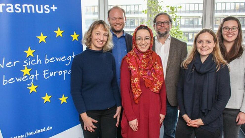 Foto (Universität Paderborn, Johannes Pauly): v. l.: Prof. Dr. Sabine Schmitz, Prof. Dr. Klaus von Stosch, Jun.-Prof. Dr. Muna Tatari, Prof. Dr. Michael Hofmann, Nicola Weinert, Juliane Eisenmann.
