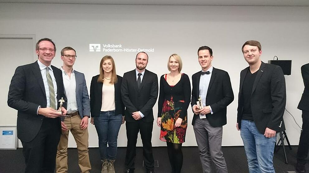 Foto (Volksbank / Department): Die Preisträger des „goldenen Sporty“ Prof. Claus Reinsberger (li.) und Dr. Daniel Krause (2. von re.) mit den Preisträgern des Preises der Paderborner Sportwissenschaft und Vertretern der Fachschaft Sport.