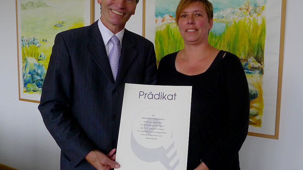 Foto (Universität Paderborn): Präsident Prof. Dr. Nikolaus Risch und Dr. Regina Sprenger vom gleichstellungsbüro der Universität Paderborn freuen sich über die Auszeichnung aus Berlin.