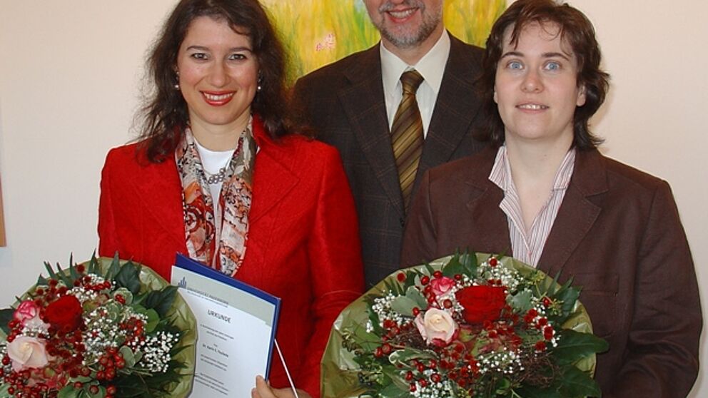 Foto (Universität Paderborn, Tibor Werner Szolnoki): Prof. Dr. Wilhelm Schäfer überreichte Urkunden für ein Postdoc-Stipendium an Dr. Karin E. Ye&#351;ilada (links) und Dr. Brigitte Elsässer.