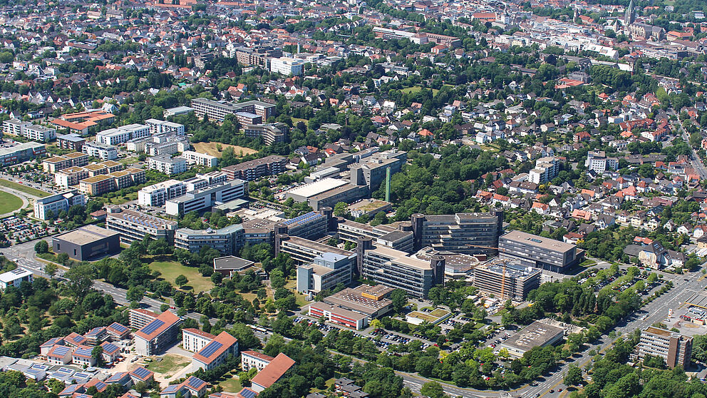 Foto (Universität Paderborn, Johannes Pauly): Aktuelles Luftbild der Universität Paderborn, Juni 2017.