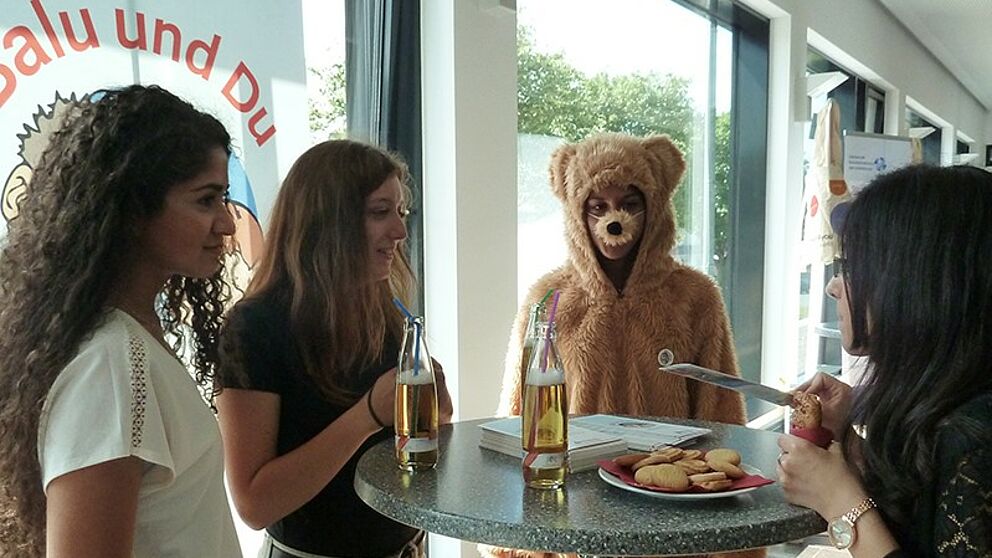 Foto (Universität Paderborn) Im Projekt „Balu und Du“ begleiten Studierende ehrenamtlich jeweils ein Grundschulkind und stehen diesem als großer Freund zur Seite.