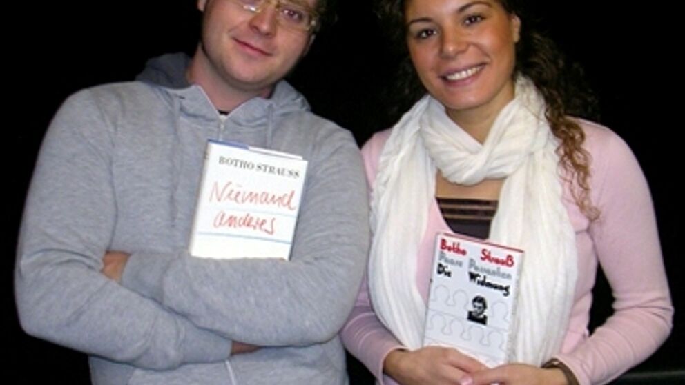 Foto (Universität Paderborn): Stefan Cordes und Cemila Zahterogullari lesen Texte von Botho Strauß in der Universitätsbibliothek.