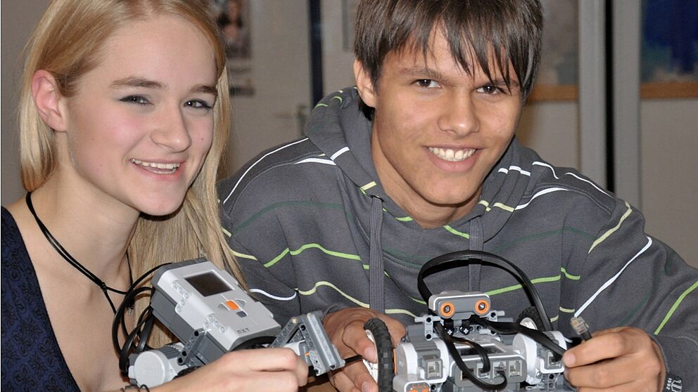 Foto (Universität Paderborn, Simon Beisel): Die Arbeit mit LEGO-Robotern in den Informatik-Workshops der Universität Paderborn macht Schülern viel Spaß.