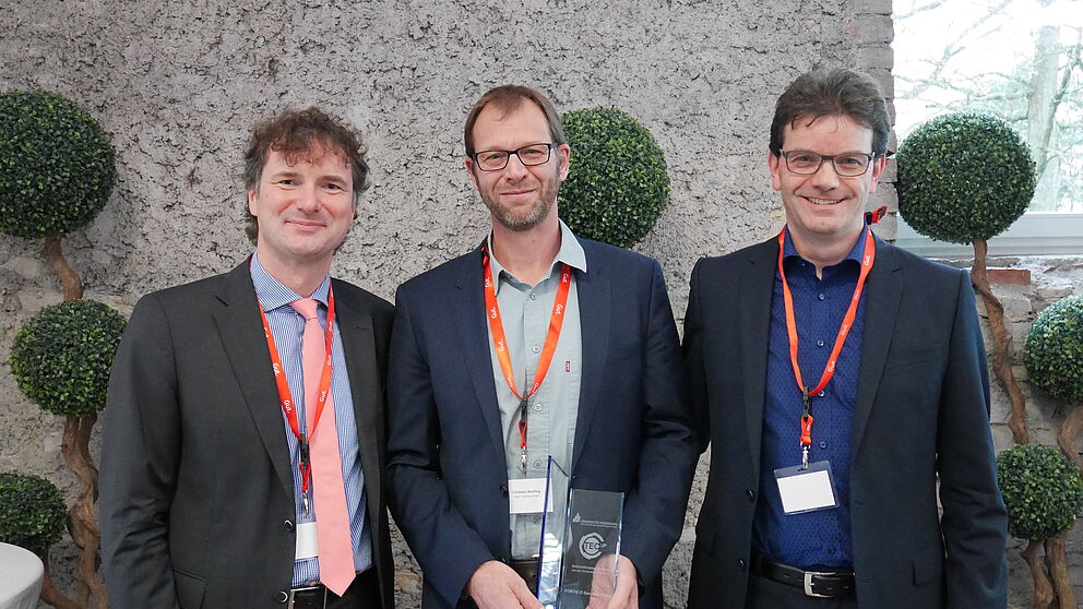 Foto (Universität Paderborn, TecUP): Prof. Dr. Rüdiger Kabst vom Technologietransfer- und Existenzgründungs-Center der Universität Paderborn, TecUP, (l.) überreichte die Auszeichnung an Christian Bartling (m.) und Hubertus Bergmann (r.).