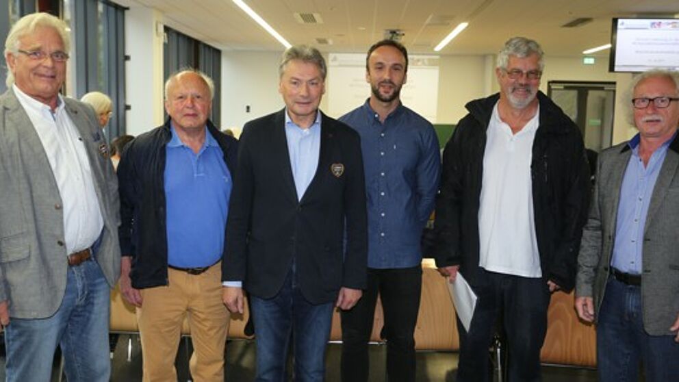 Foto: Stellvertretend für Wirtschaft, Stadt und Universität Paderborn, von links: Bruno Weber, Herbert Pfau, Dietrich Honervogt, Mario Seidl, Peter Steudel, Roman Wodniok.