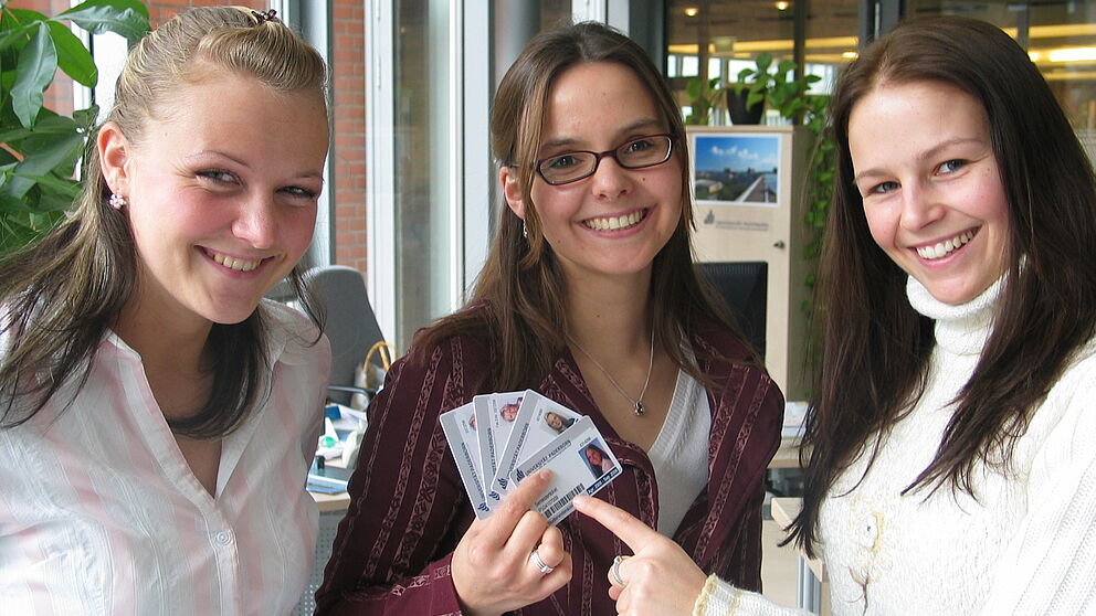 Foto (Ramona Wiesner): Freuen sich über die erweiterten Einsatzmöglichkeiten des neuen Studierendenausweises der Universität Paderborn (v. l.): Kristina Root (Service Center), Mareike Blum und Petra Matic, IBS-Studentinnen.