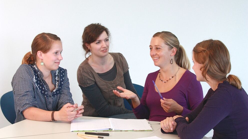 Foto (Michael Karzellek): Absolventinnen tauschen sich mit anderen Studentinnen über die Perspektive Promotion aus.