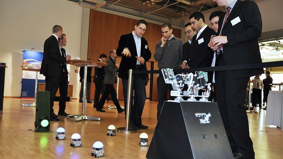 Foto: Schwarm kooperierender Roboter (Fachausstellung, 6. Paderborner Workshop)