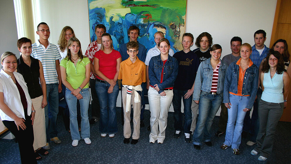 Foto (Stefan Freundlieb): Die Ausbildungskoordinatorin Dunja Denecke (2. v. l.) mit den neuen Auszubildenden der Universität Paderborn sowie Vertretern der Jugend- und Auszubildendenvertretung, die ihre Lehre an der Uni schon absolviert haben.