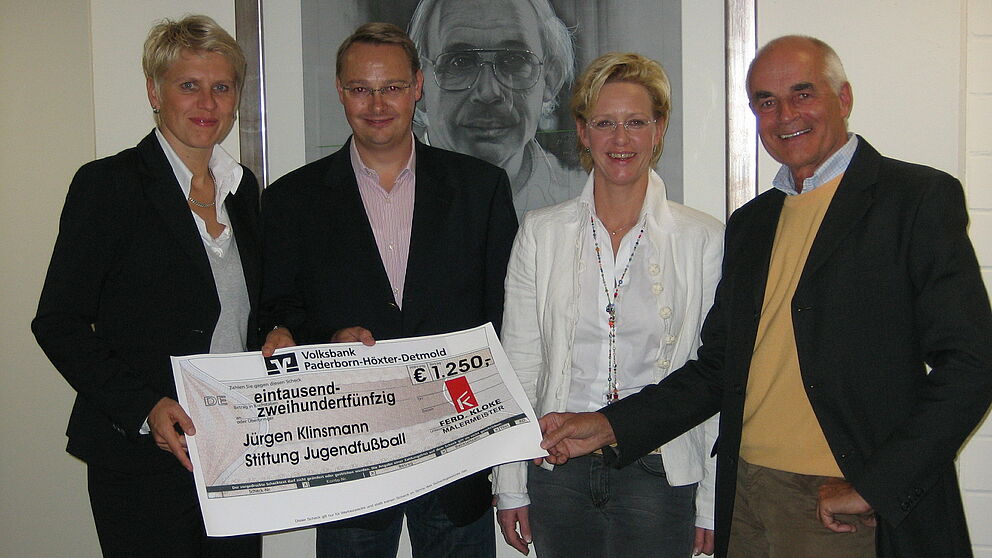 Spendenübergabe der Fa. Kloke in der Hennes-Weisweiler-Akademie in Köln (v. l.): Doris Fitschen (Präsidentin der Stiftung und Rekordnationalspielerin), Beate und Elmar Kloke (Fa. F. Kloke, Paderborn) und Prof. Dr. Heinz Liesen (Vizepräsident der Stift