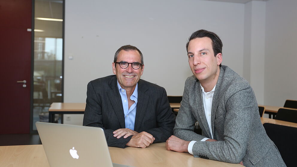 Foto (Universität Paderborn, Dr. Reinhard Schwarz): Die Paderborner Wirtschaftspädagogen Marcus Flachmeyer und Dr. Bernd Gössling verbessern mit innovativen Konzepten die betriebliche Aus- und Weiterbildung in ausgewählten Branchen, insbesondere im Anlagen- und Maschinenbau.