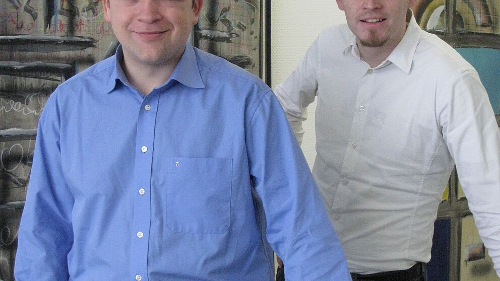 Foto (Universität Paderborn): Starten gemeinsam das Gründungsvorhaben „NLocalize“: Mathias Raacke (li.) und Martin Kleine.