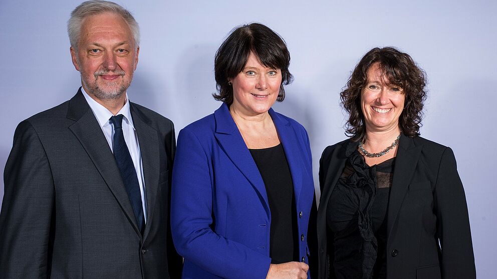 Foto (Universität Paderborn): Die Dekanin der Fakultät für Wirtschaftswissenschaften Prof. Dr. Caren Sureth-Sloane (rechts) freute sich zusammen mit Universitätspräsident Prof. Dr. Wilhelm Schäfer, als Ehrengast Alumna Anke Schäferkordt (Mitte), Be