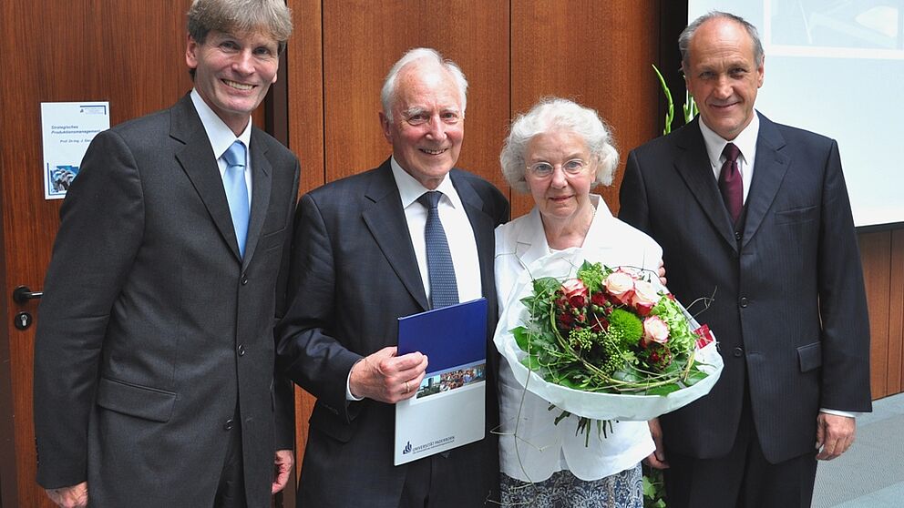 Foto (Universität Paderborn, Mark Heinemann): Ehrendoktor: Prof. Dr. sc. techn. Dr. h. c. mult. Alfred Fettweis (2. v. l.), hier mit seiner Frau, erhielt im Rahmen einer Festveranstaltung aus den Händen von Prof. Dr. Franz Josef Rammig (r.) sowie Prof. 