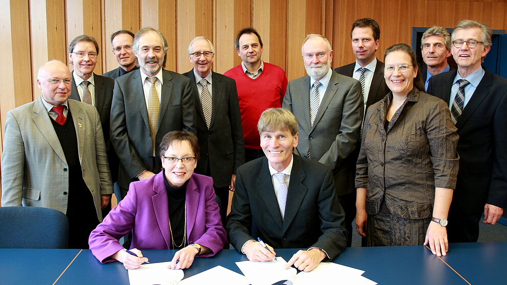 Foto (Universität Paderborn, Vanessa Dreibrodt): Regierungspräsidentin Marianne Thomann-Stahl und Prof. Dr. Nikolaus Risch unterzeichneten die Kooperationsvereinbarung (vordere Reihe v. l.). Darüber freuten sich: Helmut Zumbrock (Bezirksregierung Detmo