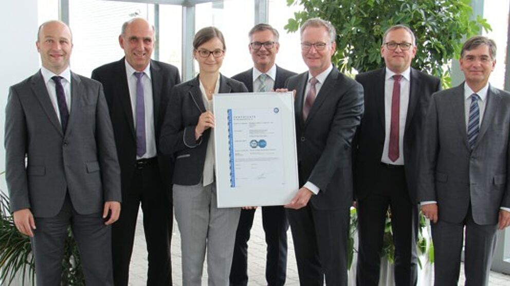 Foto (Phoenix Contact): Zertifikats-Übergabe durch den TÜV Süd an die Phoenix Contact-Geschäftsführung.