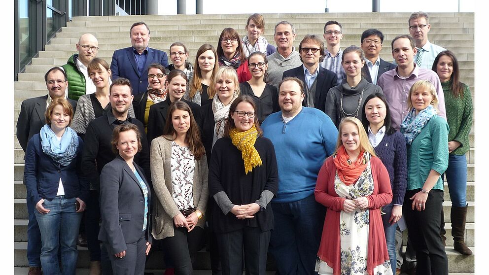 Foto (Susanne Nowitzki): Unter Supervision von Prof. Dr. Peter F.E. Sloane (Reihe 4, 2. v. links) und Prof. Dr. Karl Wilbers (Reihe 4, rechts) sowie Prof. Dr. H.-Hugo Kremer (Reihe 3, links) und Prof. Dr.  Nicole Kimmelmann (Reihe 1, links) stellten 20 Na