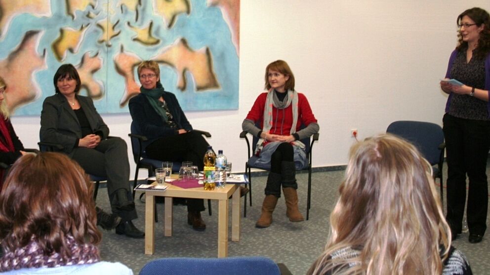 Foto (Peer-Mentoring, Maike Amen): (v. l.) Dr. Nina Hinrichs, Dr. Claudia Auinger, Prof. Dr. Thea Stroot und Prof. Dr. Eva Blumberg wurden von der Projektkoordinatorin zu ihren Entscheidungen befragt.