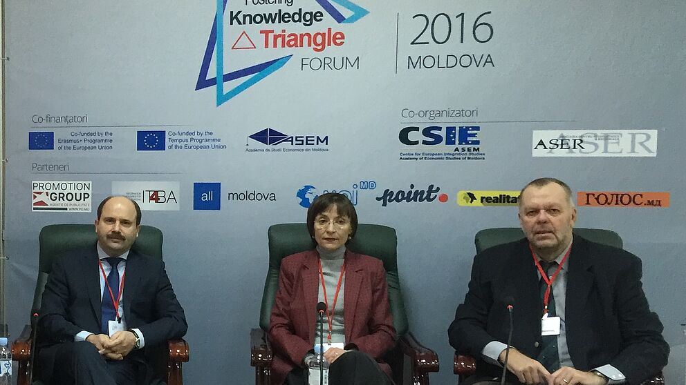 Foto: Rodica Crudu. Von links nach rechts: Valeriu Lazar, Präsident der IHK von Moldawien, Corina Fusu, Ministerin für Bildung und Wissenschaft der Republik Moldawien, Prof. Dr. Dr. h. c. mult. Klaus Rosenthal, Projektkoordinator von der Fakultät für 