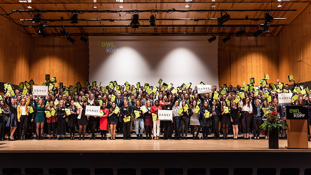 Foto: Über 440 Studierende werden aktuell durch die Stiftung Studienfonds OWL gefördert, davon wurden 230 im Herbst 2019 feierlich ins Programm aufgenommen. © Stiftung Studienfonds OWL