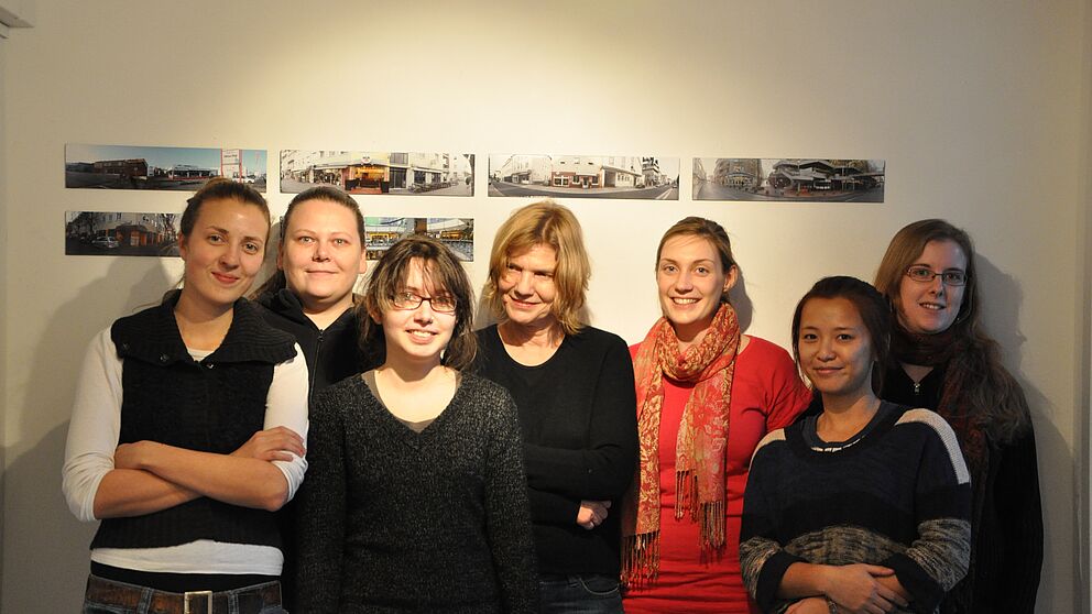 Foto (Universität Paderborn): Projektgruppe „Paderborn orten“ (v. li.): Anna-Lena Müller, Carolin Rychlik, Sonia Kampel, Prof. Dr. Annette Brauerhoch, Elena Fingerhut, Tao Yu und Alexandra Jacobi.