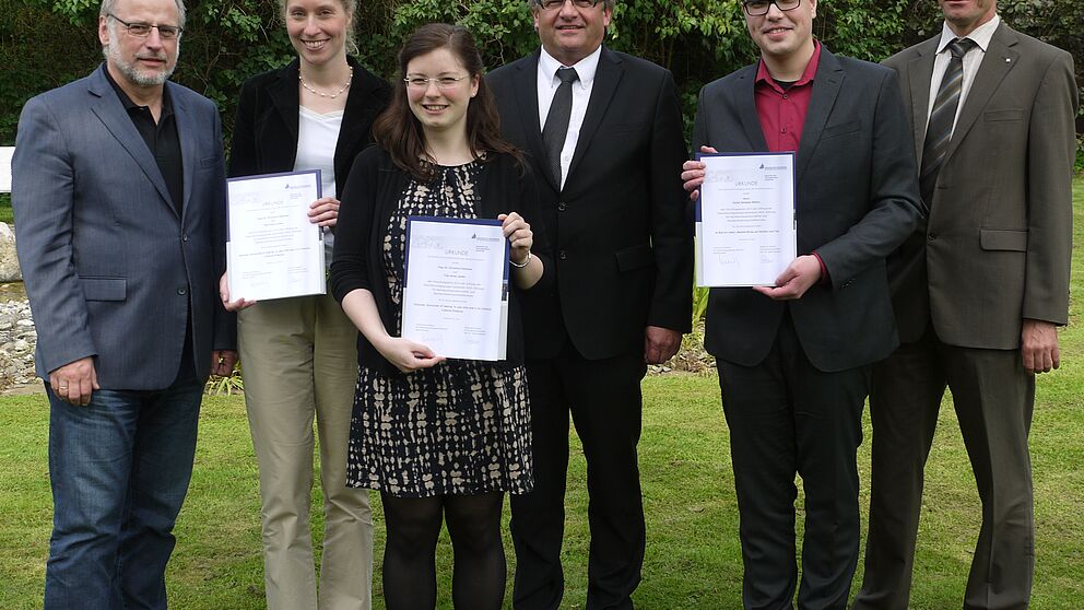 Foto (Universität Paderborn): Verleihung der Ehrenurkunden an die Preisträger: (v. l.) Prof. Dr. Volker Peckhaus, Dekan der Fakultät für Kulturwissenschaften, Dr. Christina Flotmann, Anna Lienen, Manfred Gubitz, Vorstand der DGS-Stiftung, Daniel S. Ri