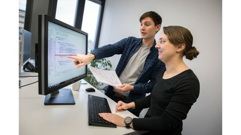 Foto (Fraunhofer IEM): Johannes Späth und Dr. Claudia Priesterjahn entwickeln am Fraunhofer IEM gemeinsam mit Oracle Programme, die Softwarefehler systematisch finden.