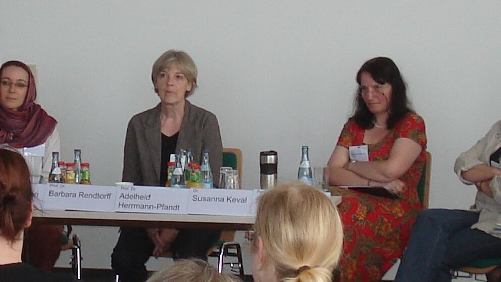 Foto (Universität Paderborn, Zentrum für Geschlechterstudien): Podiumsdiskussion am Thementag "Geschlechterbilder in Religionen", moderiert von Prof. Dr. Barbara Rendtorff.