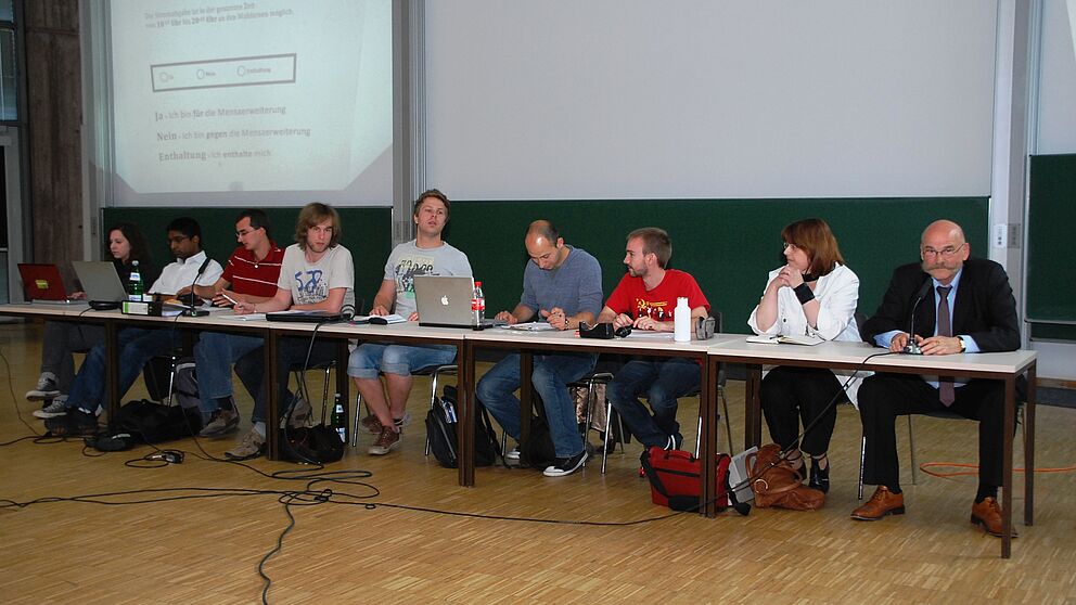 Foto (Universität Paderborn, Christopher Streicher): Stellten sich der Diskussion: Mitglieder des AStA, des Studierdendenparlaments sowie Katja Nienaber vom Studentenwerk (zweite von rechts) und Kanzler Jürgen Plato (rechts).