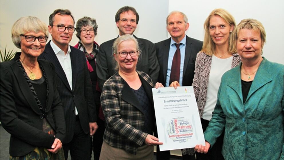 Foto (Universität Paderborn, Vanessa Dreibrodt): Freuten sich über den Start des neuen Studienganges: (v. l.) Margarete Radermacher, Ltd. Regierungsschuldirektorin, Prof. Dr. Bardo Herzig, Direktor des PLAZ, Dr. Annegret Hilligus, Geschäftsführerin PL