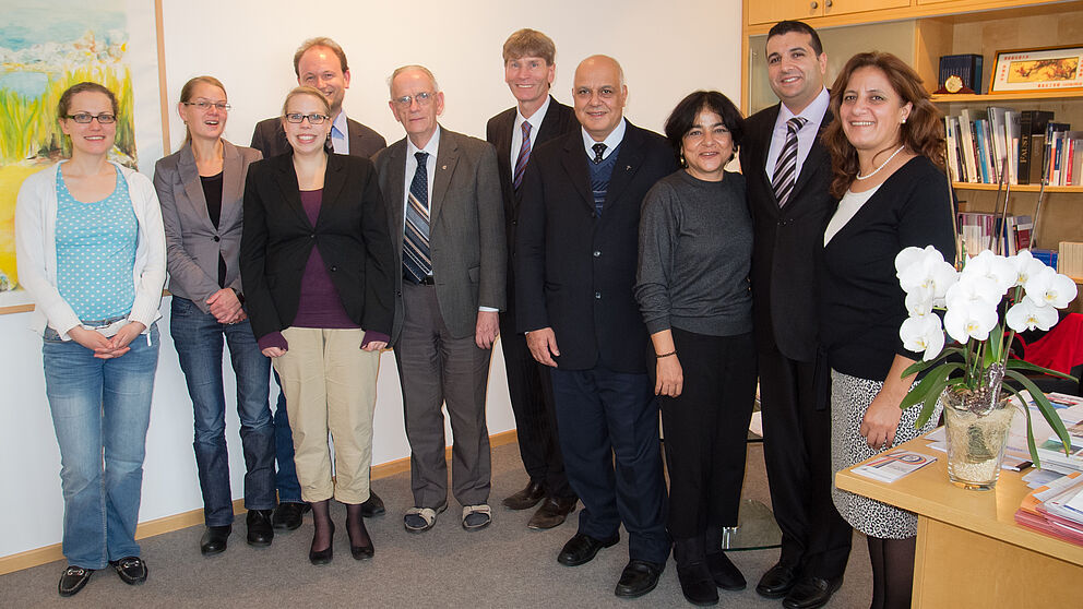 Abbildung: Gruppenbild mit Prof. Dr. Nikolaus Risch, Präsident der Universität Paderborn