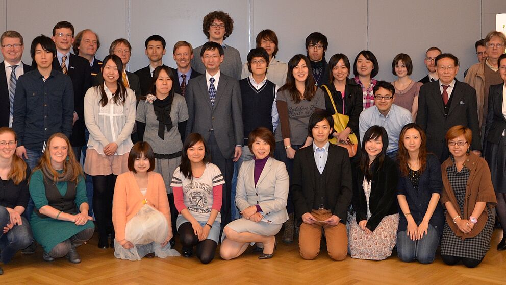 Foto (Universität Paderborn): Die japanischen Studierenden der Universität Paderborn mit Prof. Dr. Mori (2. v. l.), Prof. Kazuko Suematsu (vorne Mitte), stellvertretende Leiterin der Division of International Education and Exchange der Universität Toho