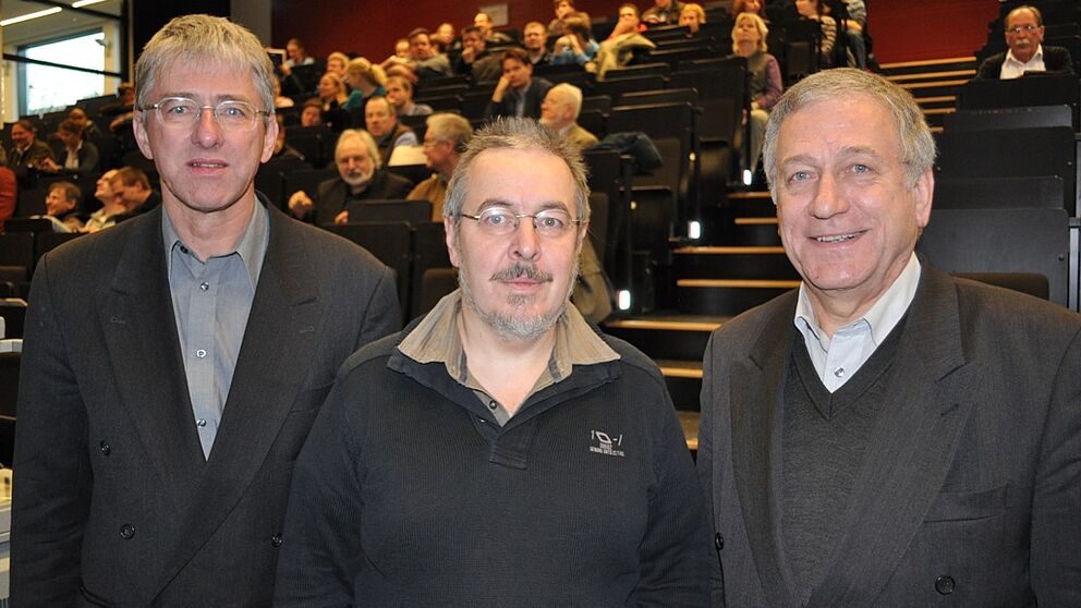 Foto (Universität Paderborn, Mark Heinemann): Fasziniert von Ornamenten: Prof. Dr. Dr. Jürgen Richter-Gebert (m.) war der Einladung von Prof. Dr.-Ing. Joachim Böcker (l.), Dekan der Fakultät für Elektrotechnik, Informatik und Mathematik, sowie Dr. Mi