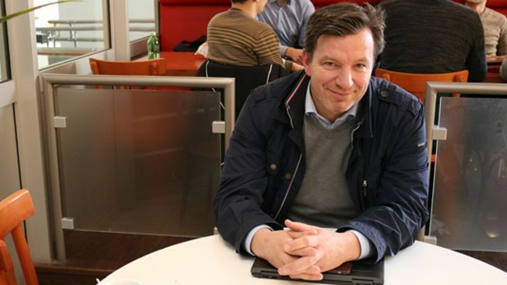 Foto (Universität Paderborn, Julia Pieper): André Wiersig – Alumni Paderborn hat den Mann mit dem extremen Hobby in der Uni-Caféte zum Interview getroffen und mit ihm über die Begegnung mit einem Wal und die Herausforderung „Ozean“ gesprochen.