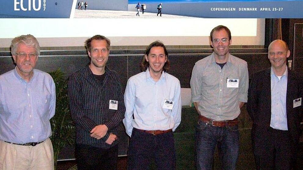 Foto: Die drei Preisträger Deran Maas, ETH Zürich (2. v. li), Francesco Morichetti, Politecnico di Milano (Mitte), und Christoph Vannahme, Universität Paderborn (2. v. re.), zusammen mit Steen Hanson, Chairman der Danish Optical Society (links), und Mo