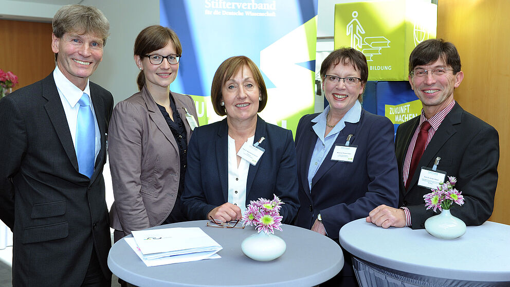 Foto (Steffen Weigelt/Stifterverband): Das Präsentationsteam in Berlin (v. l. n. r.): Prof. Dr. Nikolaus Risch (Universität Paderborn), Friederike Ruwisch (Stiftung Studienfonds OWL), Prof. Dr. Beate Rennen-Allhoff (Fachhochschule Bielefeld), Regierungs