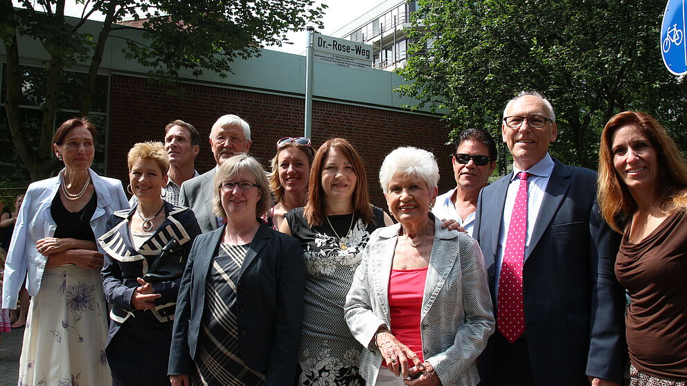 Foto (Universität Paderborn, Vanessa Dreibrodt): Dr. Margit Naarmann, Heimatverein Paderborn (1. v. l.), Bürgermeister Heinz Paus (4. v. l.) und Simone Probst, Vizepräsidentin der Universität Paderborn (5. v. l.) weihten zusammen mit den Nachfahren El